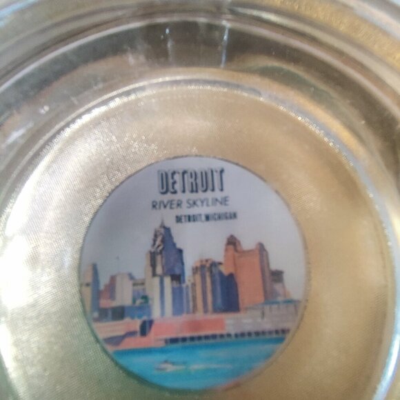 Ships wheel Ashtray with Detroit Skyline from 1960''s. For decorative purposes. - Picture 1 of 3